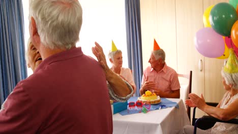 Älteres-Paar-Tanzt,-Während-Es-Mit-Freunden-Geburtstag-Feiert