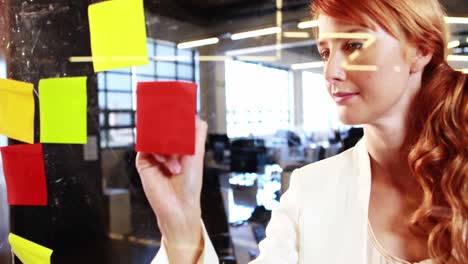 Woman-writing-on-sticky-notes