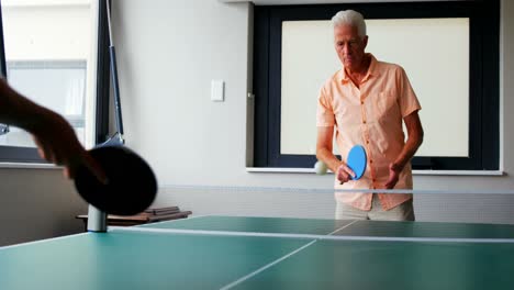 Älterer-Mann,-Der-Tischtennis-Spielt