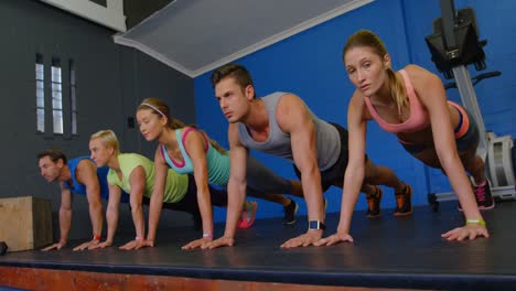 Group-of-people-working-out-together-in-a-row