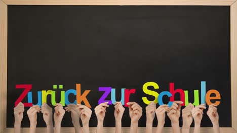 Hands-Holding-Up-Zuruck-Zur-Schule