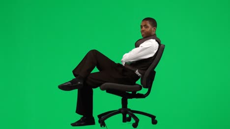 Afroamerikanischer-Geschäftsmann,-Der-Sich-Auf-Einem-Stuhl-Entspannt,-Filmmaterial
