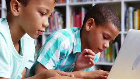 Schulkinder-Benutzen-Laptop-In-Der-Bibliothek-Der-Schule