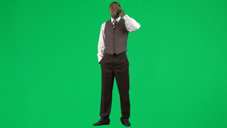 Afroamerikanischer-Geschäftsmann-Am-Mobiltelefon-Vor-Greenscreen-Aufnahmen