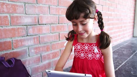 Schulmädchen-Nutzt-Digitales-Tablet-Im-Flur-Der-Schule