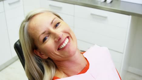 Patientin-Sitzt-Auf-Zahnarztstuhl