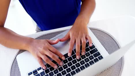 Woman-typing-on-laptop-in-office