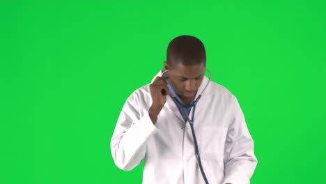 Aufnahmen-Eines-Afroamerikanischen-Arztes,-Der-Sein-Stethoskop-Benutzt