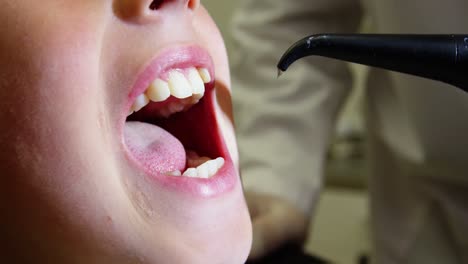 Zahnarzt-Untersucht-Einen-Jungen-Patienten-Mit-Zahnärztlichen-Instrumenten