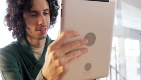 Hombre-Usando-Tableta-Digital-En-La-Cafetería