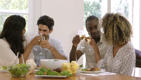 Zwei-Glückliche-Paare-Stoßen-Beim-Essen-Mit-Weingläsern-An