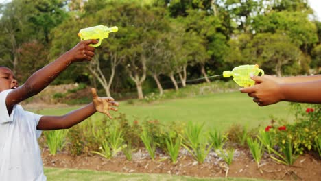 Niños-Jugando-Con-Pistola-De-Agua