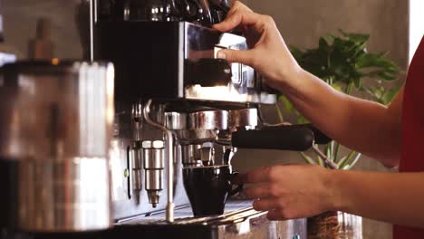 Kellnerin-Bereitet-Eine-Tasse-Kaffee-Zu