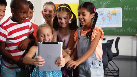 Schulkinder-Nutzen-Ein-Digitales-Tablet-Im-Klassenzimmer-Der-Schule