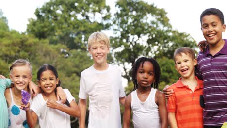 Grupo-De-Niños-De-Pie-Juntos-Con-Los-Brazos-Alrededor