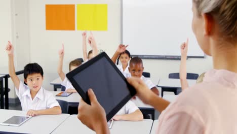 Teacher-teaching-kids-on-digital-tablet