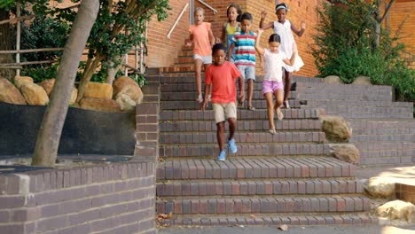 Gruppe-Von-Kindern-Steigt-Von-Der-Treppe-Herunter