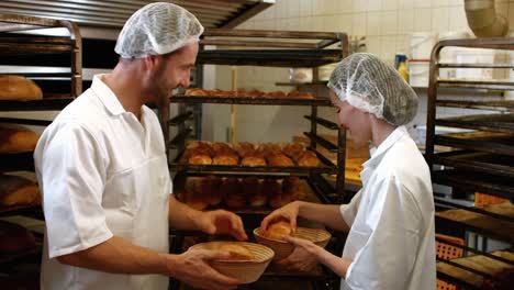 Panaderos-Poniendo-Michetta-Horneada-En-La-Cesta