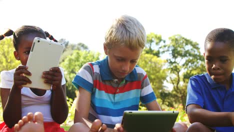 Gruppe-Von-Kindern,-Die-Mobiltelefon-Und-Digitales-Tablet-Nutzen