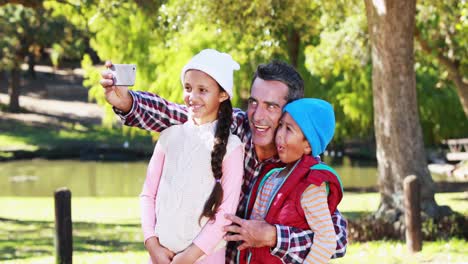 Vater-Mit-Seinen-Kindern-Macht-Selfie
