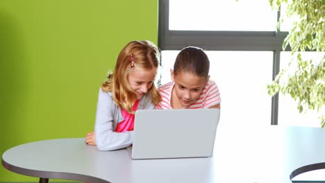 Schulmädchen-Benutzen-Laptop-Im-Klassenzimmer