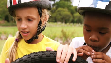 Group-of-kids-looking-at-bicycle-wheel