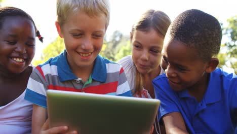 Gruppe-Von-Kindern,-Die-Ein-Digitales-Tablet-Nutzen