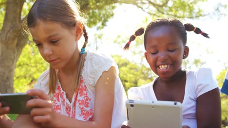 Kinder-Nutzen-Mobiltelefon-Und-Digitales-Tablet