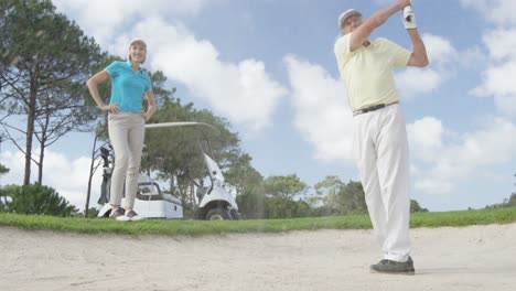 Jugadores-De-Golf-Jugando-Juntos