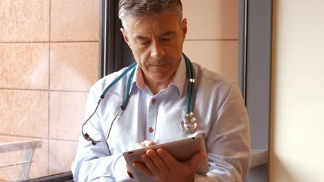 Doctor-Usando-Tableta-Digital
