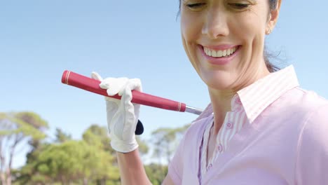 Golfer-Trägt-Golfschläger-über-Der-Schulter,-Während-Er-Sein-Mobiltelefon-Benutzt