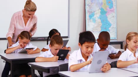 Schüler-Nutzen-Digitale-Tablets-Im-Klassenzimmer
