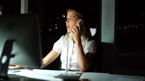 Geschäftsfrau-Arbeitet-Am-Computer,-Während-Sie-Telefoniert