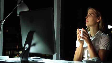 Mujer-De-Negocios-Tomando-Café-Mientras-Trabaja-En-La-Computadora