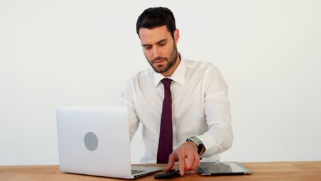 Geschäftsmann-Benutzt-Laptop-An-Seinem-Schreibtisch