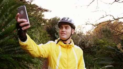 Männlicher-Mountainbiker,-Der-Ein-Selfie-Macht