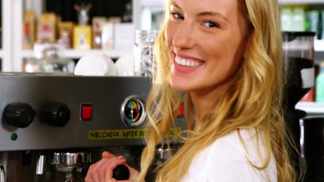 Porträt-Einer-Lächelnden-Kellnerin,-Die-Eine-Tasse-Kaffee-Kocht