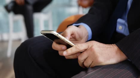 Geschäftsmann-Schreibt-Textnachrichten-Auf-Dem-Mobiltelefon