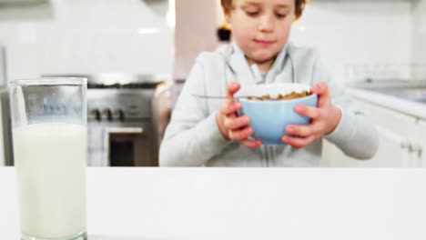Niño-Desayunando-En-La-Cocina