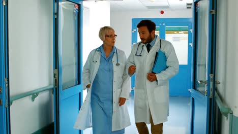 Doctors-interacting-with-each-other
