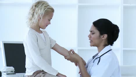 Krankenschwester-Gibt-Einem-Kleinen-Mädchen-Eine-Spritze