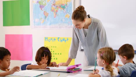 Lehrer-Helfen-Kindern-Bei-Ihren-Hausaufgaben-Im-Klassenzimmer