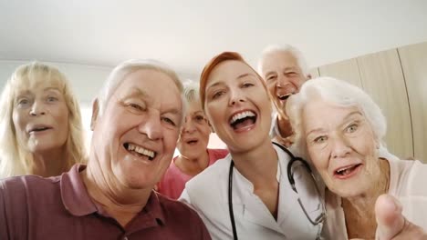 Portrait-of-smiling-doctor-and-patients
