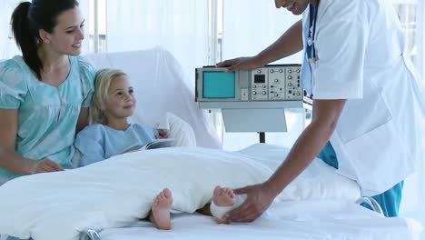 Arzt-Untersucht-Den-Fuß-Eines-Kleinen-Patienten