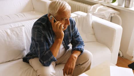 Angespannter-älterer-Mann,-Der-Mit-Dem-Mobiltelefon-Spricht