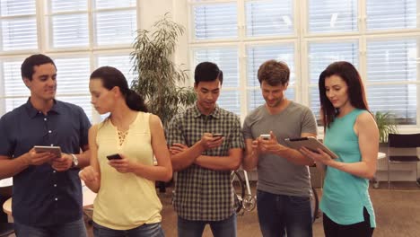 Gruppe-Von-Führungskräften,-Die-Ein-Digitales-Tablet-Und-Ein-Mobiltelefon-Nutzen