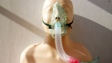 Maniquí-Simulado-De-Paciente-Con-Máscara-De-Oxígeno