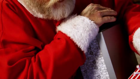 Der-Weihnachtsmann-Holt-Geschenkschachteln-Aus-Dem-Sack