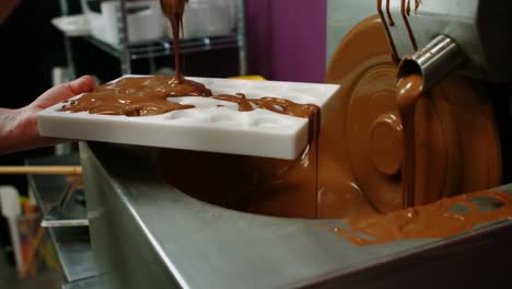 Trabajador-Llenando-El-Molde-Con-Chocolate-Derretido