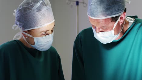 Chirurgen-Interagieren-Miteinander-Während-Der-Operation-Im-Operationssaal